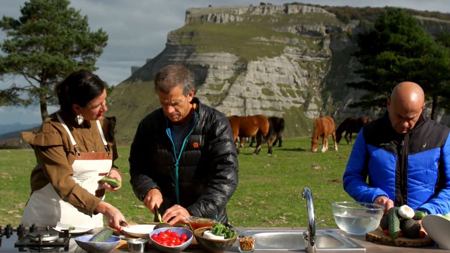 Los tres protagonistas cocinando el rollito de verduras con queso de Burgos