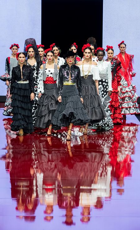 Un momento de la pasarela de la firma Pilar Vera en el marco de la 27ª edición del Salón Internacional de la Moda Flamenca, SIMOF 2022, con casi setenta desfiles y 1.700 trajes de flamenca.