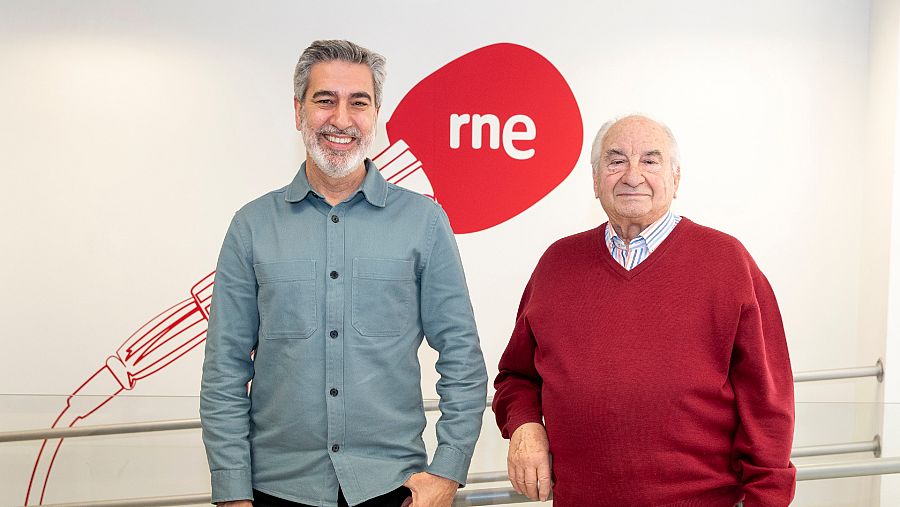 El escultor José Antonio Soldevilla posando junto a Arturo Martín