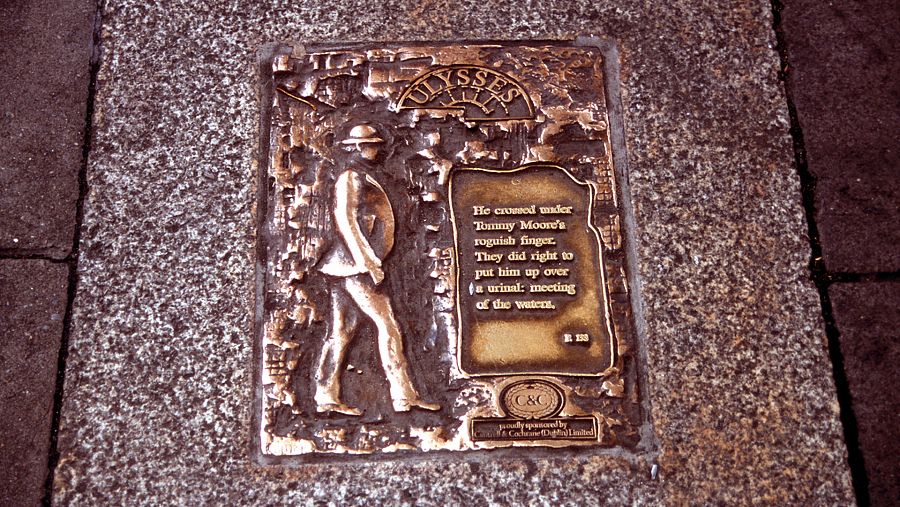 Una de las 14 placas conmemorativas instaladas en 1988 dedicadas al escritor James Joyce para marcar el camino de Leopold Bloom, protagonista de la novela 'Ulises', en Dublín.