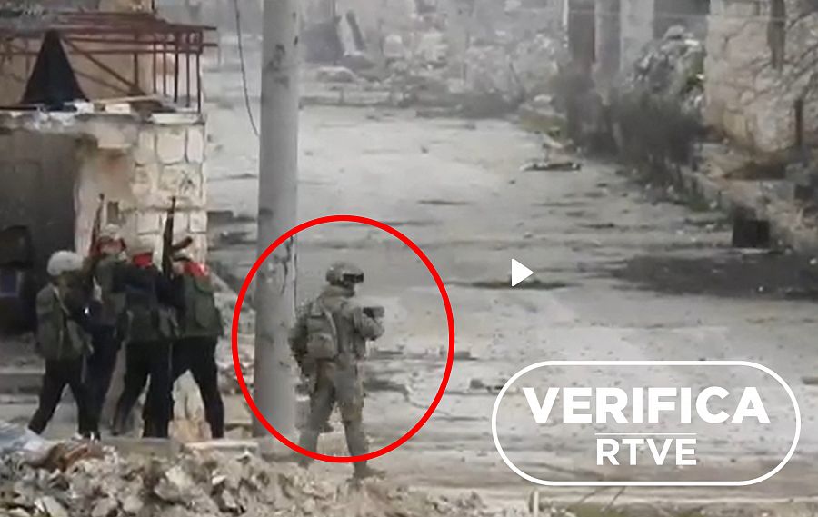 Una persona con uniforme graba al grupo de combatientes. Rodeada con círculo.