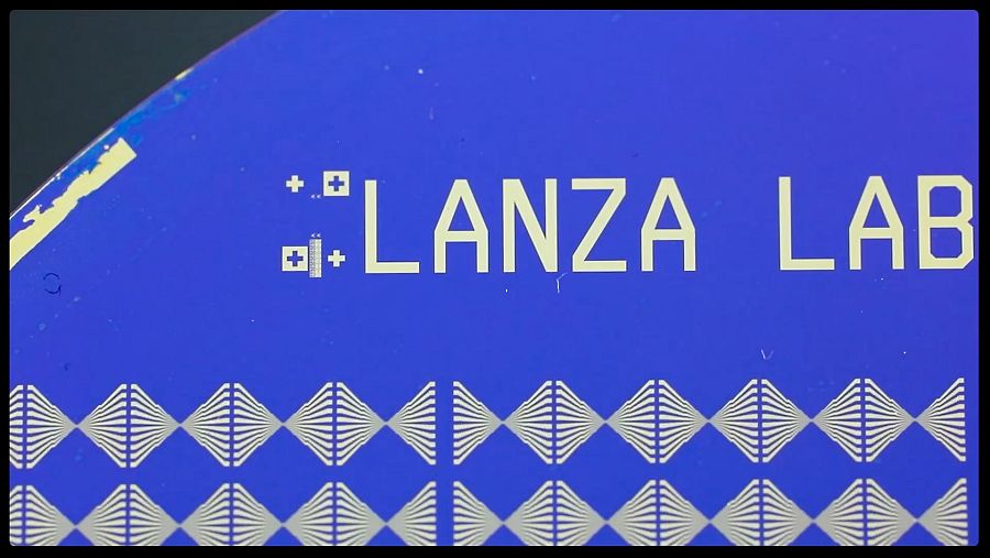En su laboratorio Mario cuenta con los recursos para crear dispositivos electrónicos de última generación