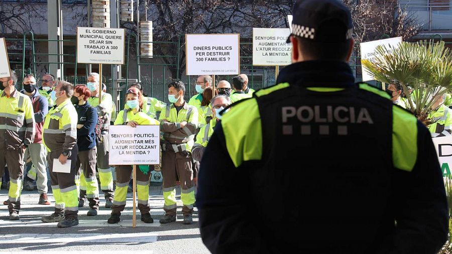 Els treballadors demanen una explicació de per què volen que la cimentera tanqui