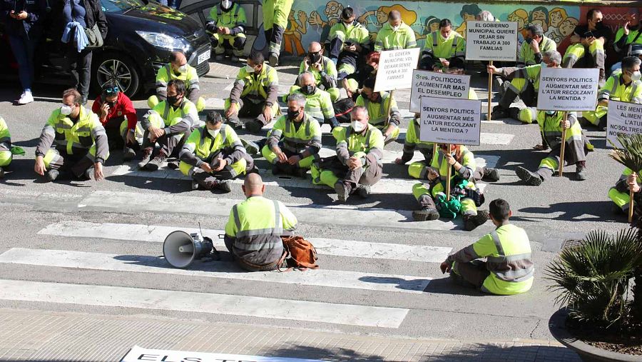 Els treballadors han protestat aquest dilluns davant l'Ajuntament