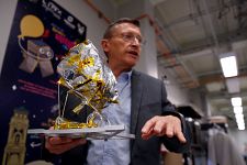 Gustavo Medina Tanco muestra la catapulta con la que lanzarán los microrrobots a la superficie lunar