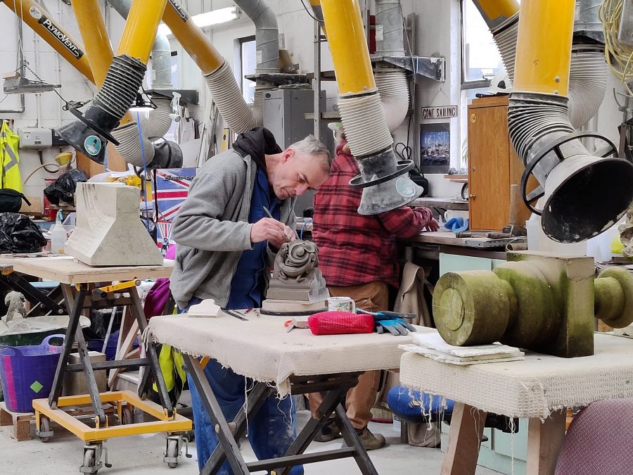 Un restaurador trabajando en el taller de la catedral de Salisbury