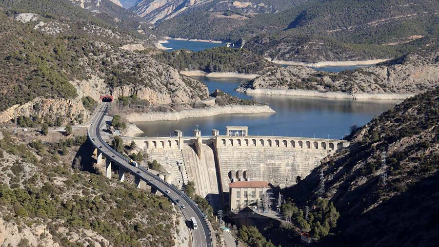 La presa i el pantà d'Oliana vist des de l'església de Santa Maria de Castell-llebre (Alt Urgell)