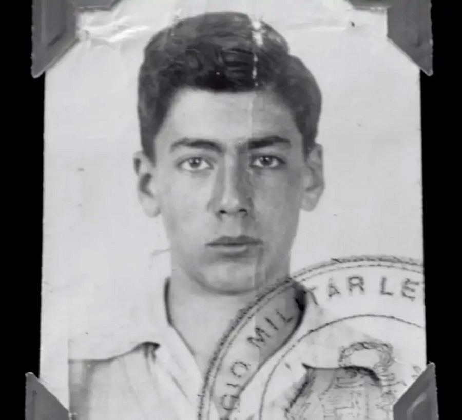 El carné de Vargas llosa cuando estudiaba en el colegio militar