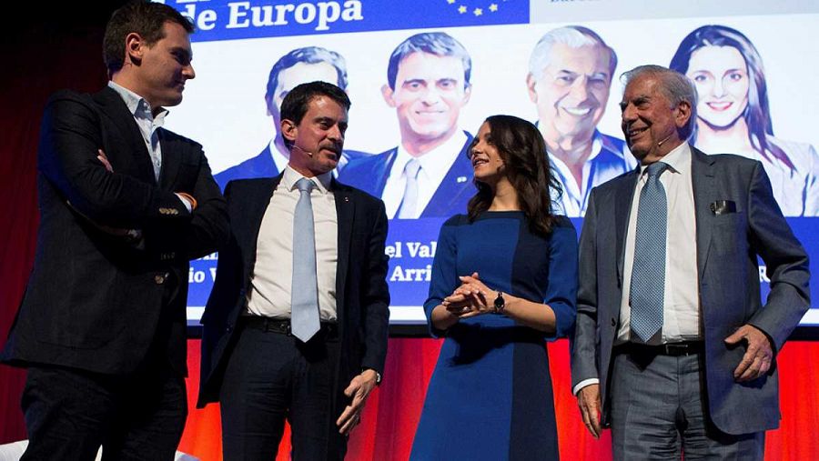 Albert Rivera, Manuel Valls y Mario Vargas Llosa en un acto de apoyo a Inés Arrimadas como candidata a la Generalitat en 2017