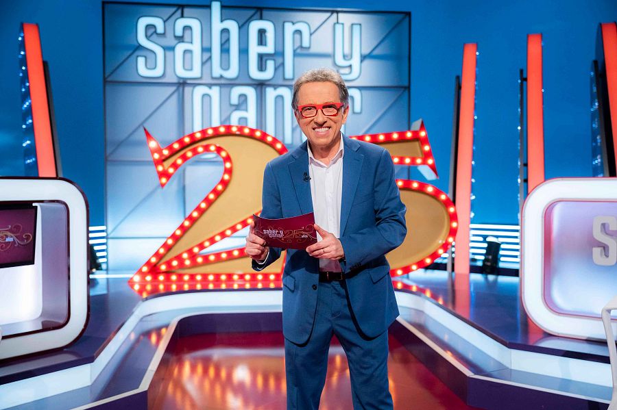 Jordi Hurtado en el plató del programa amb un 2 i un 5 darrere