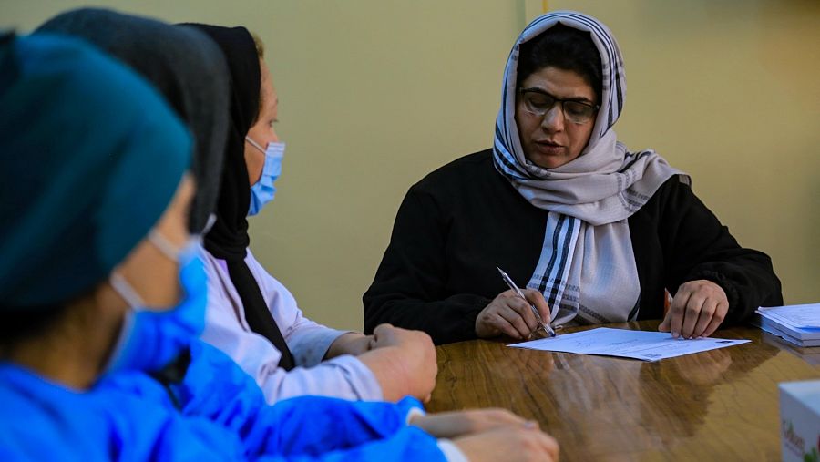 La doctora Malalai Faizi es la primera mujer designada por los talibalnes al frente de una institución pública