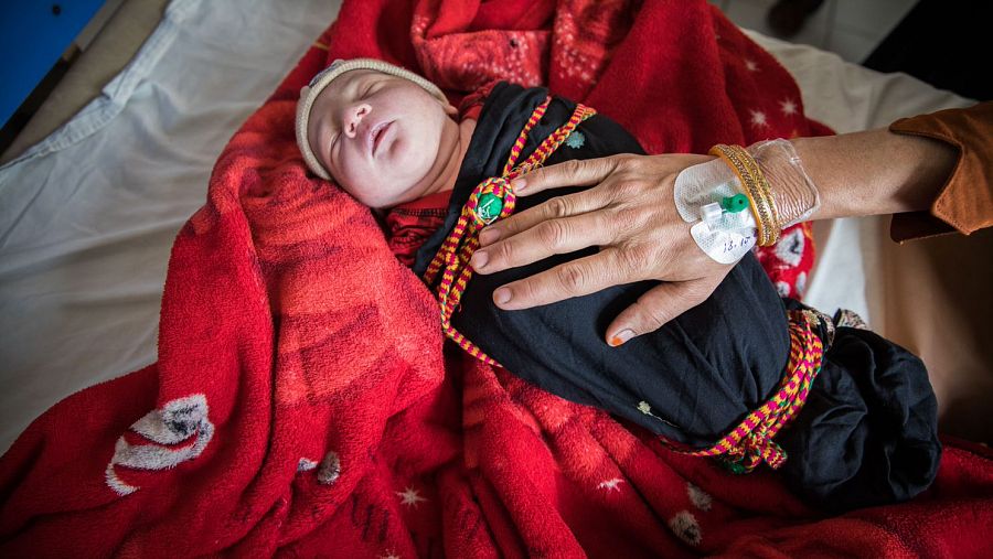 Un recién nacido en el hospital de maternidad de Médicos Sin Fronteras en Khost