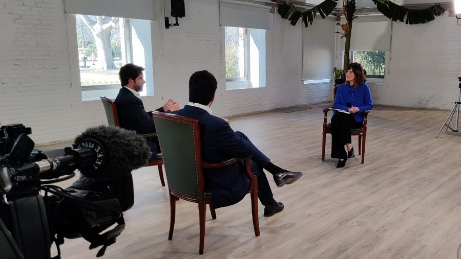 Los juristas Montañola y Belda durante la entrevista con Diana Arias, directora de Parlamento.