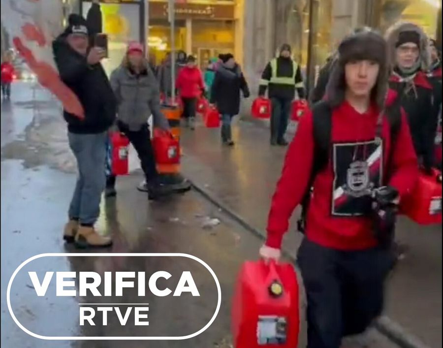 Imagen de manifestantes con bidones de combustible extraída de un video viral de apoyo a la concentración con el sello VerificaRTVE