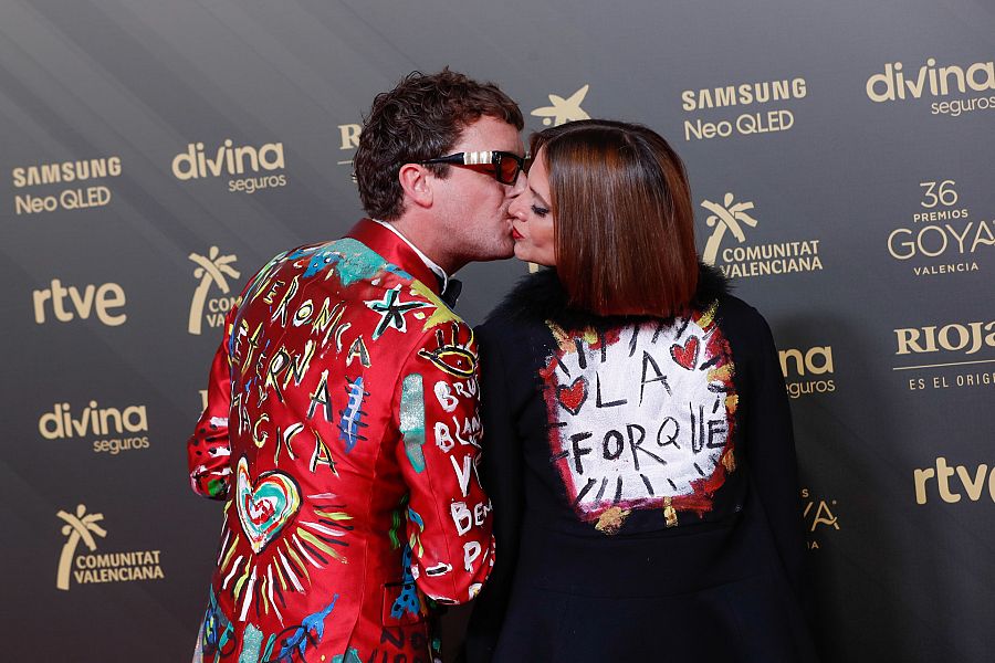 Macarena Gómez y Aldo Comas homenajean a Verónica Forqué en la alfombra roja de los Premios Goya 2022