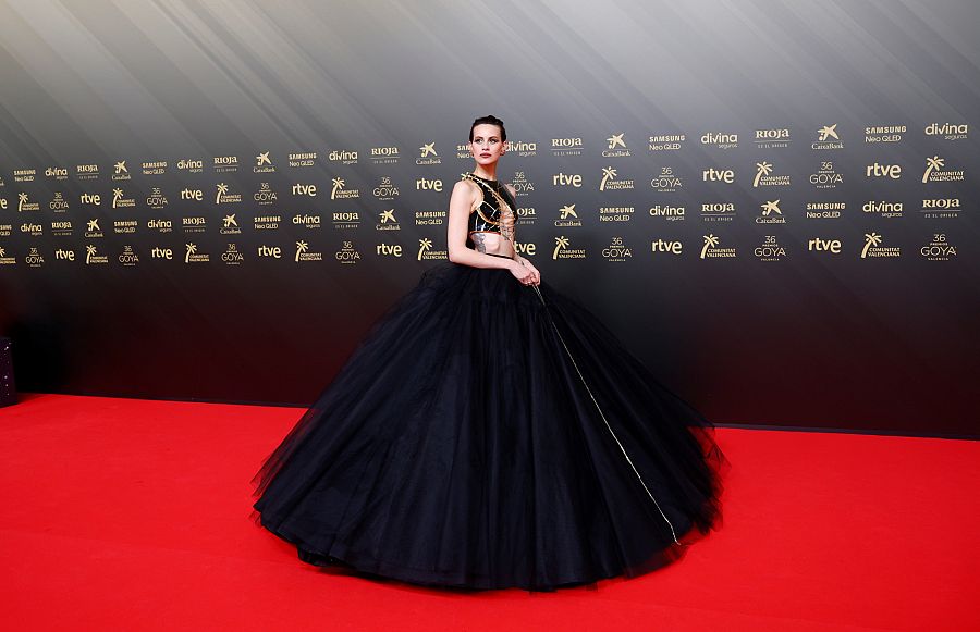 Milena Smit, espectacular en la alfombra roja de los Premios Goya 2022