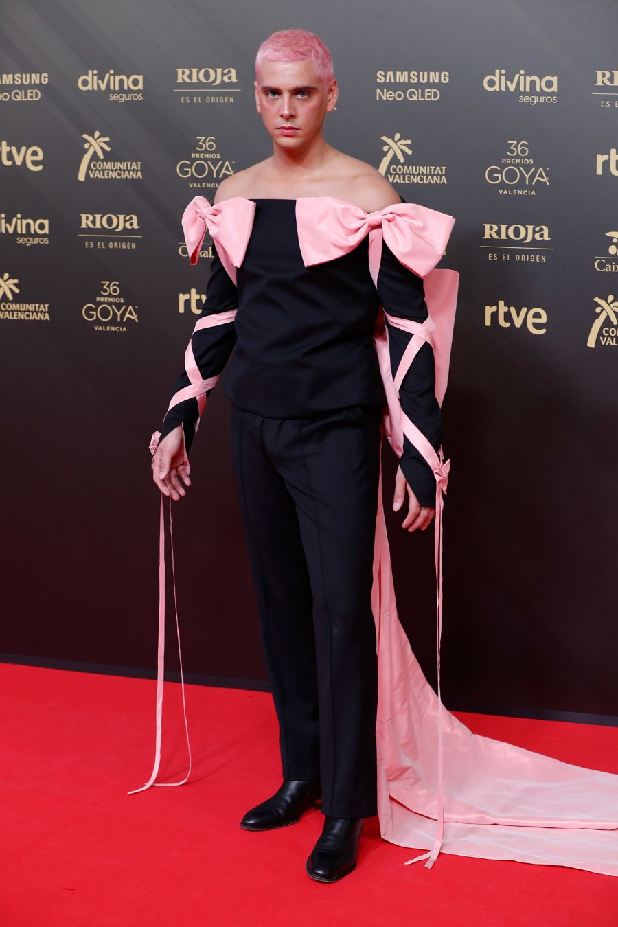 Eduardo Casanova en la alfombra roja de los Premios Goya 2022