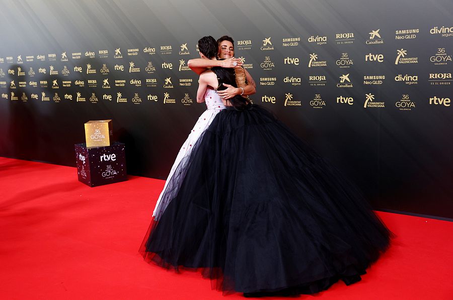 Penélope Cruz y Milena Smit se abrazan en la alfombra roja de los Premios Goya 2022