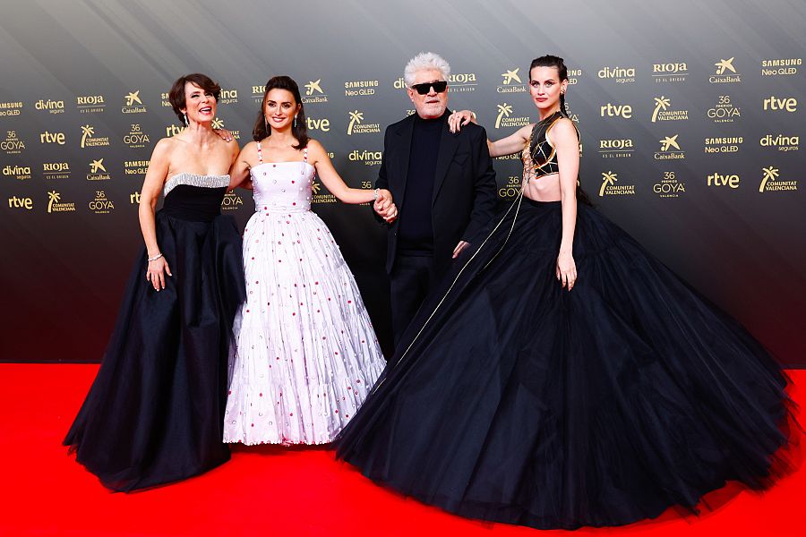 El reparto de 'Madres paralelas' en los Goya: Pedro Almodóvar con Penélope Cruz, Aitana Sánchez Gijón y Milena Smith