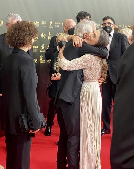 El sentido abrazo de José Sacristán y Ángela Molina al verse en la alfombra roja.