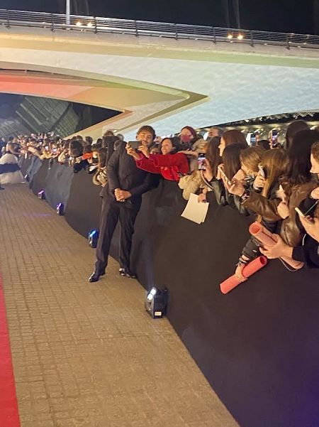 Javier Bardem se ha parado a saludar a algunos fans y ha accedido a hacerse algunos 'selfies'.