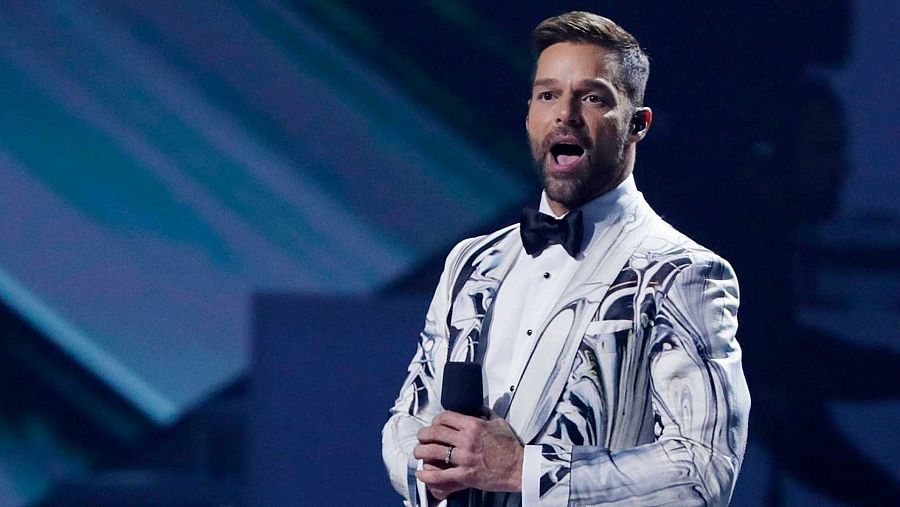 Ricky Martin sosteniendo un premio de la música