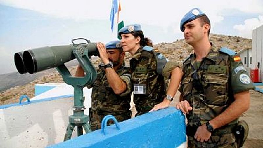 Tres militares vigilando las aguas, entre ellas una mujer