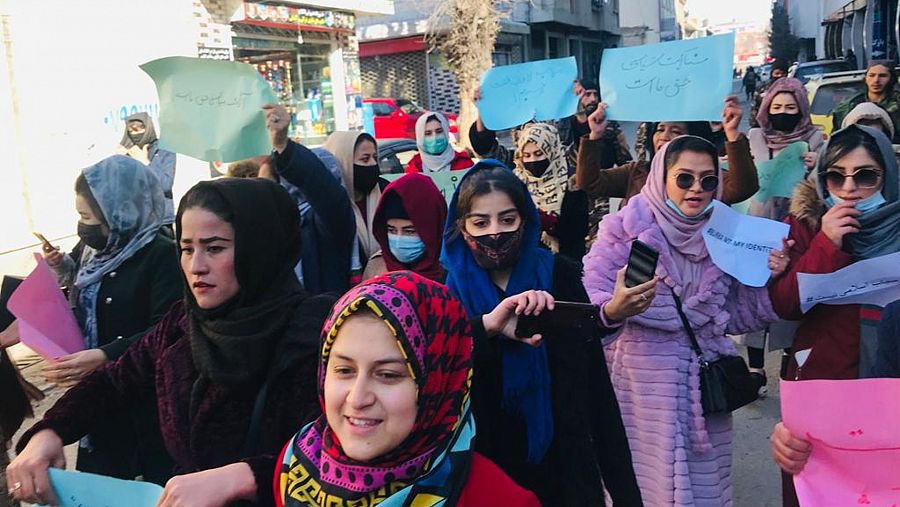 Protesta de mujeres en las calles de Kabul