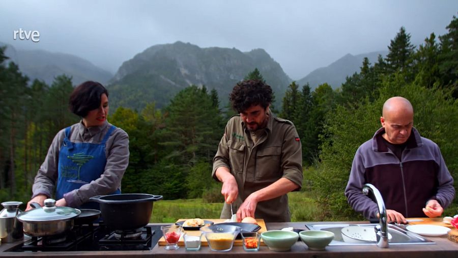 Los tres protagonistas cocinando