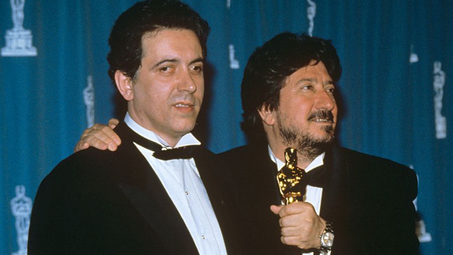 Fernando Trueba y el productor Andrés Vicente Gómez en los Premios Óscar de 1993