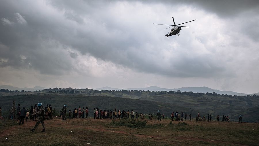 Derivación de pacientes y suministro en helicóptero en el campamento Rhoe