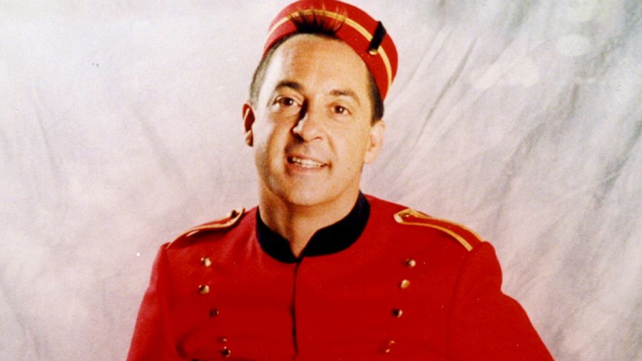 Jorge Roelas en el papel del botones Sacarino.