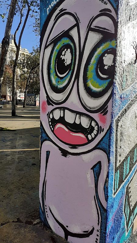 Grafiti que muestra a un niño gritando de impotencia.