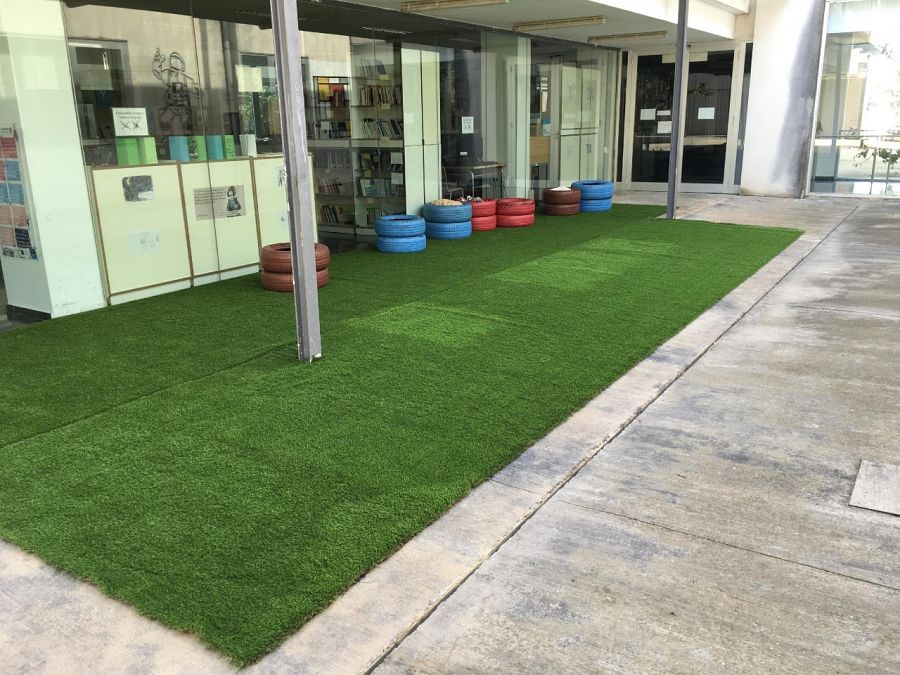 Zona de lectura con hierba artificial en el IES Torre del Rei, en Oropesa del Mar (Castellón)