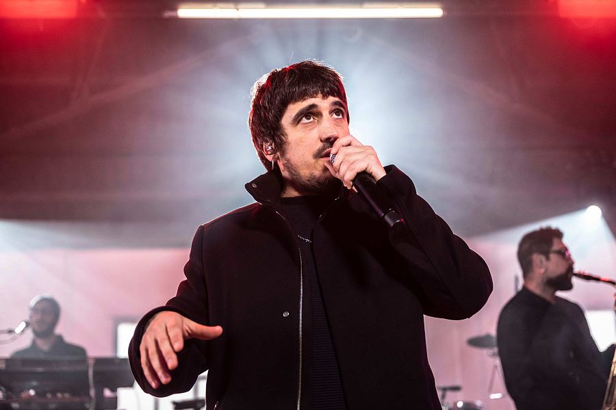 El cantant del grup en un moment de l'actuació