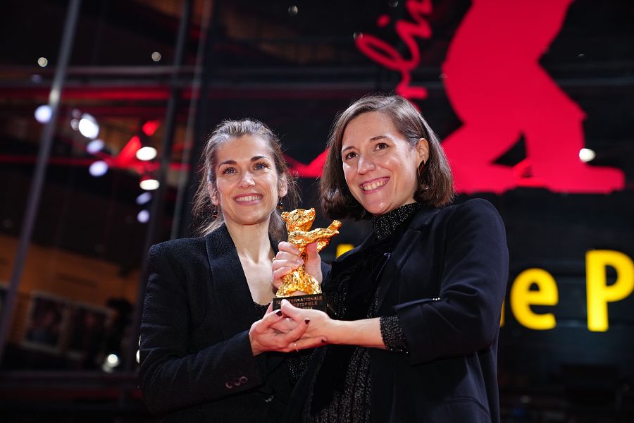 Maria Zamora y Carla Simón, con el Oso de Oro para 'Alcarràs'.