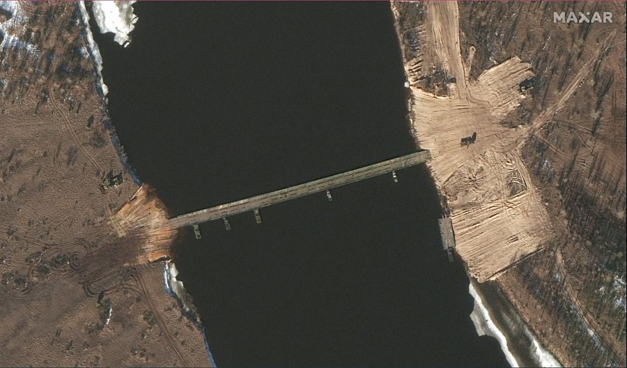 Imagen de Maxar que muestra un posible puente militar ruso en Bielorrusia cerca de Ucrania
