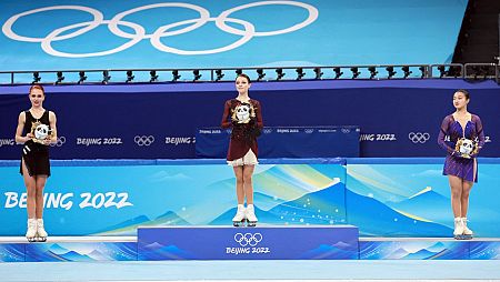 Imagen del podio de la prueba de patinaje artístico sobre hielo de Pekín 2022.