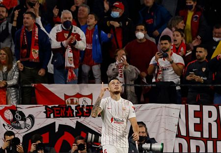 Ocampos celebra un gol al Dinamo Zagreb