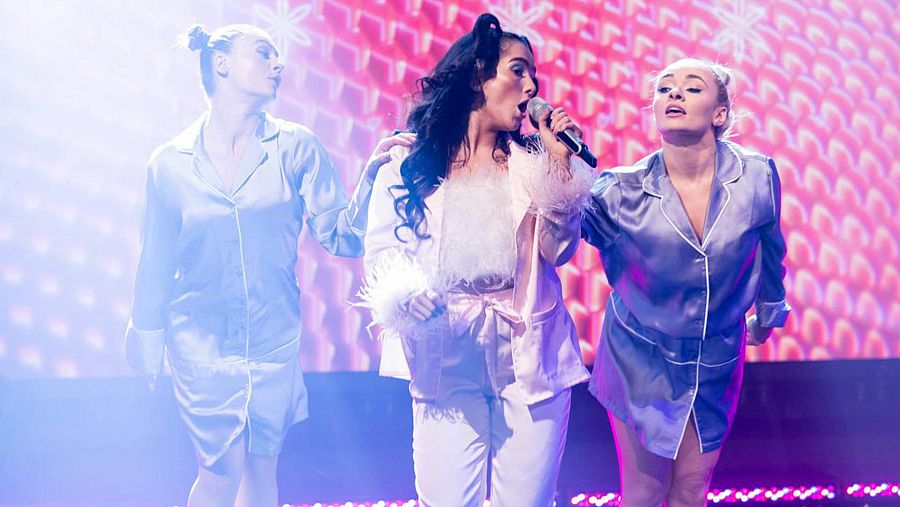 Brooke durante su actuación en 