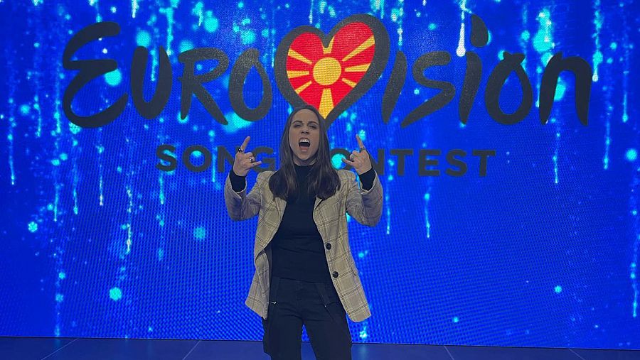 Andrea celebrando su victoria en la final nacional de Macedonia del Norte para Eurovisión