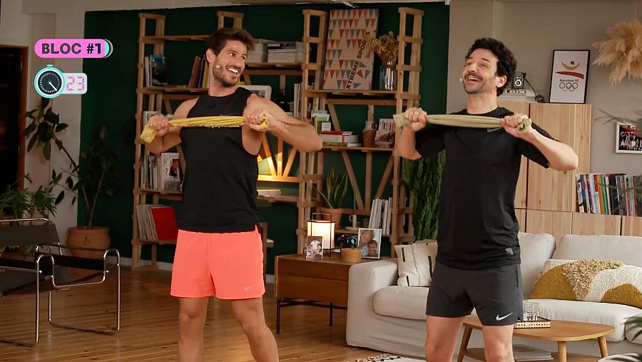 Cesc Escolà i Raül Balam fent exercicis de força als braços amb una tovallola