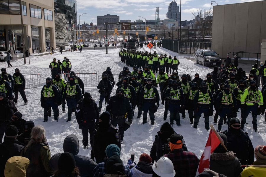 Los manifestantes (abajo) se enfrentan a la policía en Ottawa, Canadá