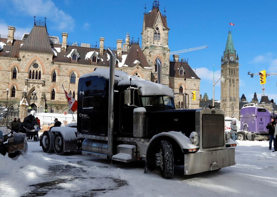 Un camión frente al Parlamento mientras los camioneros y sus partidarios siguen protestando contra el mandato de vacunación en Ottawa