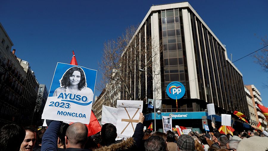 Simpatizantes de Ayuso durante la concentración que han protagonizado este domingo frente a la sede del PP.