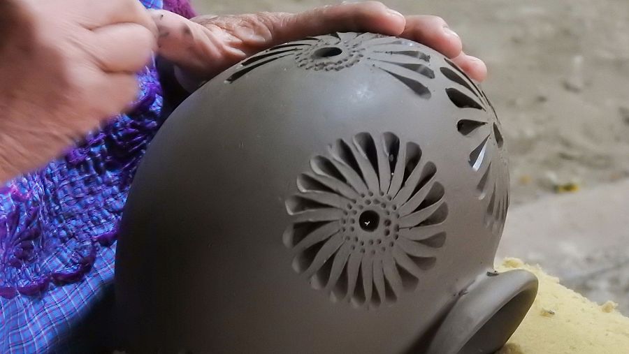 Artesana de Oaxaca trabajando con arcilla.