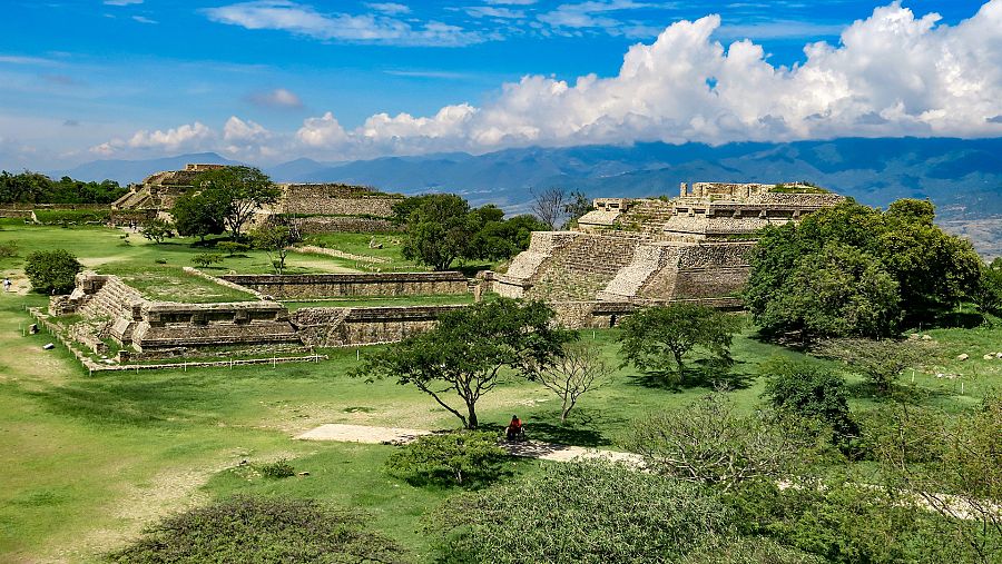 Monte Albán, un gran sitio arqueológico precolombino de una de las primeras ciudades de Mesoamérica, ubicada en Oaxaca, México.