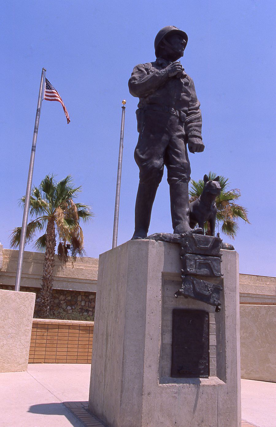 Estatua del general George S. Patton y su perro Willie en California