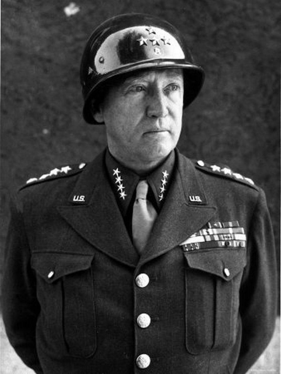 El general George Smith Patton, Jr. promovió el uso de tanques i así ganó batallas en el Norte de África, Sicilia i en Europa central