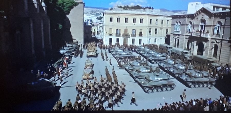 La plaza de la Catedral de Almería, ya sin la fuente central que la adornaba, tomada por las tropas de la película